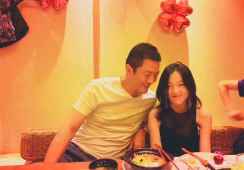 李亚鹏|李亚鹏被拍看800万豪车，多次上前咨询，爱不释手却没当场下单