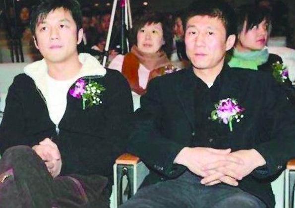 李亚鹏|李亚鹏被拍看800万豪车，多次上前咨询，爱不释手却没当场下单