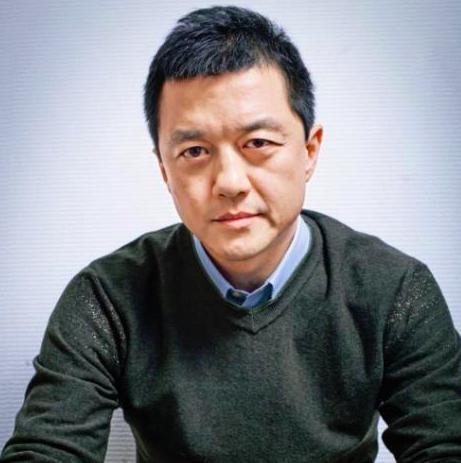 李亚鹏|李亚鹏被拍看800万豪车，多次上前咨询，爱不释手却没当场下单