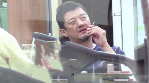 李亚鹏|李亚鹏被拍看800万豪车，多次上前咨询，爱不释手却没当场下单