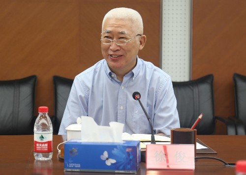 中华书局党委书记,执行董事徐俊提出,在融合传播时代,出版社和纸媒一