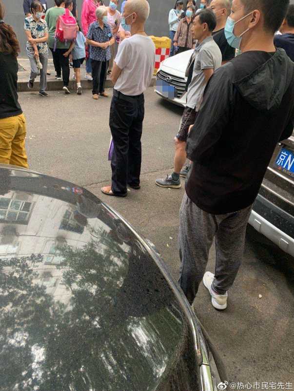 逆行|轿车放学高峰学校门口逆行 威胁孩子安全引家长不满