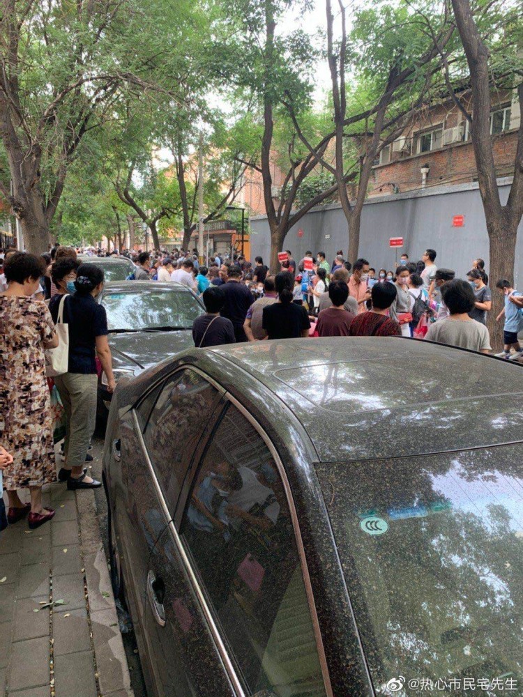 逆行|轿车放学高峰学校门口逆行 威胁孩子安全引家长不满