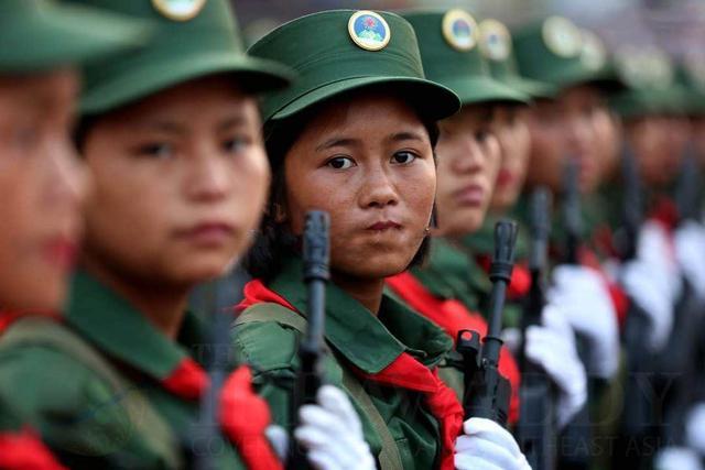 (佤邦联合军女兵)