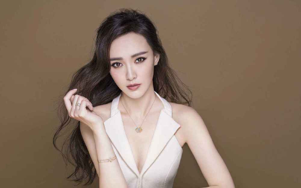 唐嫣|与赵丽颖一样，唐嫣产子后脸部微胖变“优雅贵妇”
