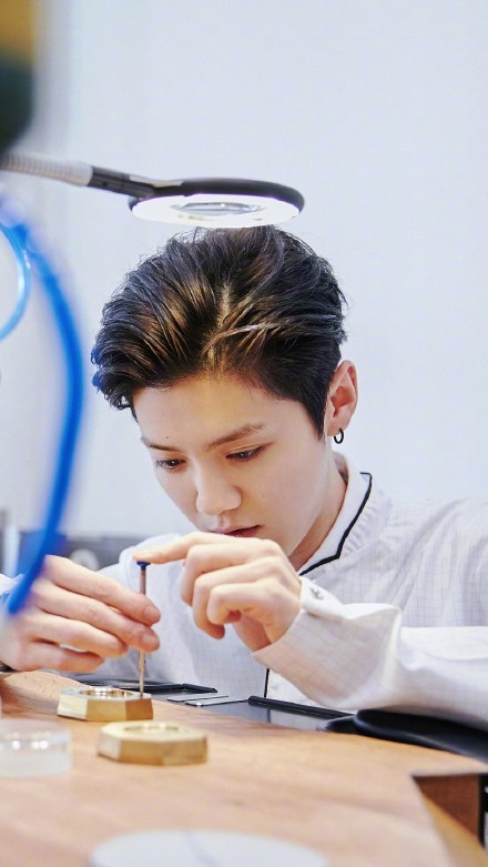 发量王者鹿晗,因发际线上热搜,头发多的看不见头皮