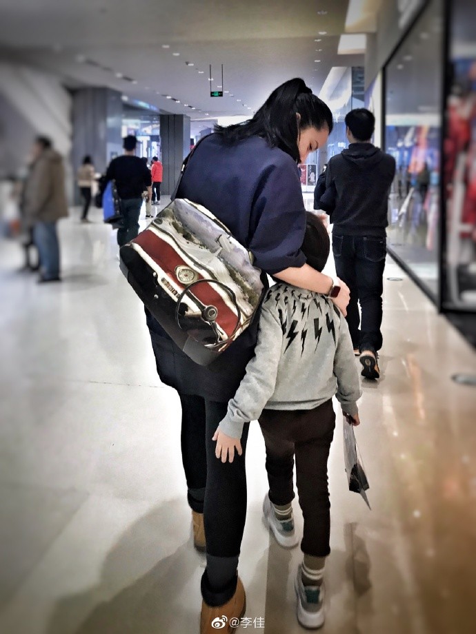 李佳|靳东小儿子3岁生日，李佳晒俩儿子同框：你们慢慢长，我们慢慢老