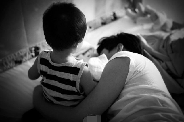 李佳|靳东小儿子3岁生日，李佳晒俩儿子同框：你们慢慢长，我们慢慢老