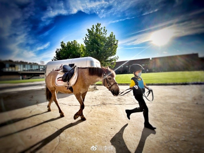 李佳|靳东小儿子3岁生日，李佳晒俩儿子同框：你们慢慢长，我们慢慢老