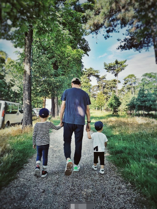 李佳|靳东小儿子3岁生日，李佳晒俩儿子同框：你们慢慢长，我们慢慢老