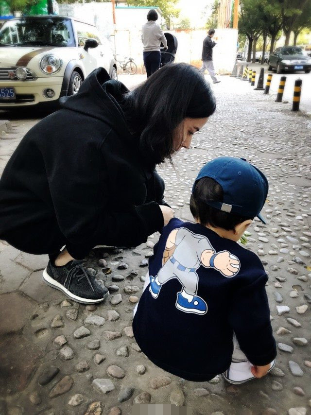 李佳|靳东小儿子3岁生日，李佳晒俩儿子同框：你们慢慢长，我们慢慢老