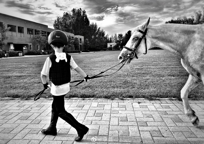 李佳|靳东小儿子3岁生日，李佳晒俩儿子同框：你们慢慢长，我们慢慢老