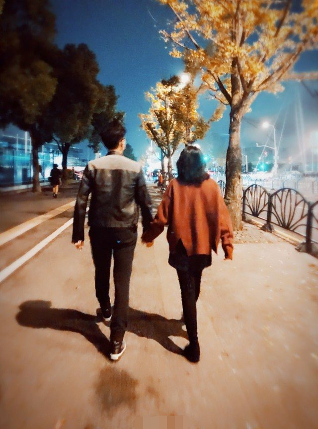 李佳|靳东小儿子3岁生日，李佳晒俩儿子同框：你们慢慢长，我们慢慢老