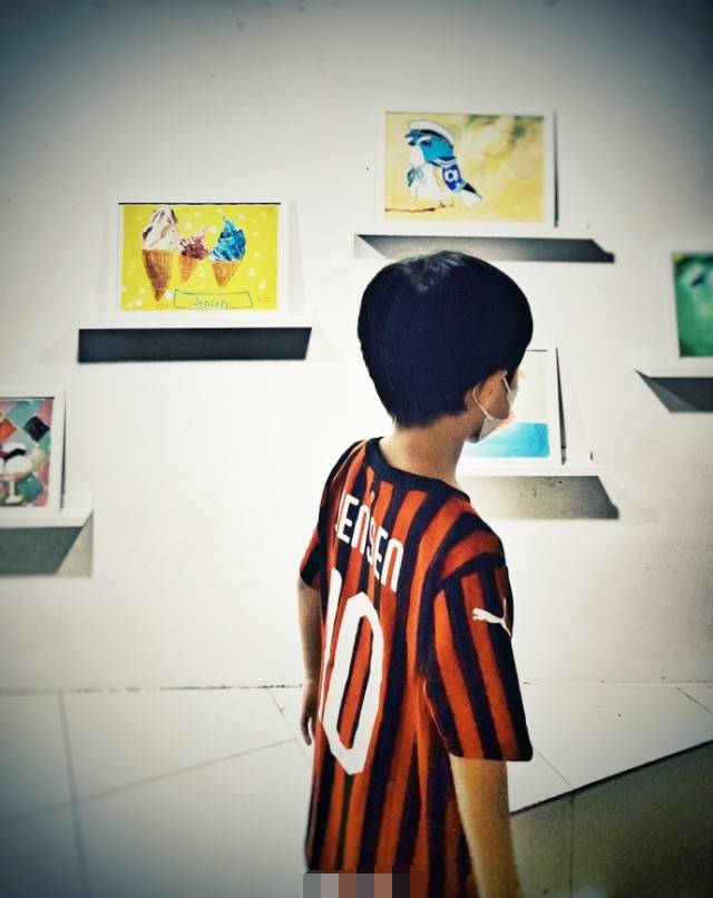 李佳|靳东小儿子3岁生日，李佳晒俩儿子同框：你们慢慢长，我们慢慢老