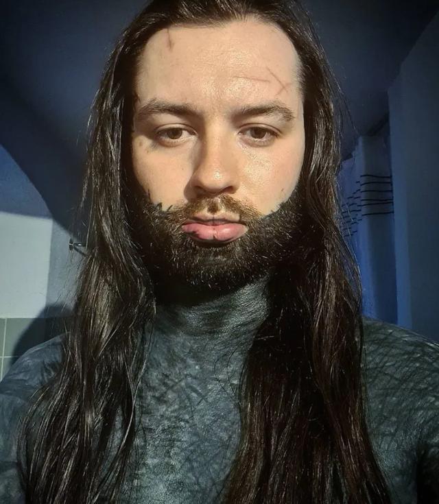 小伙突发奇想将全身纹成黑色前后反差巨大原因匪夷所思