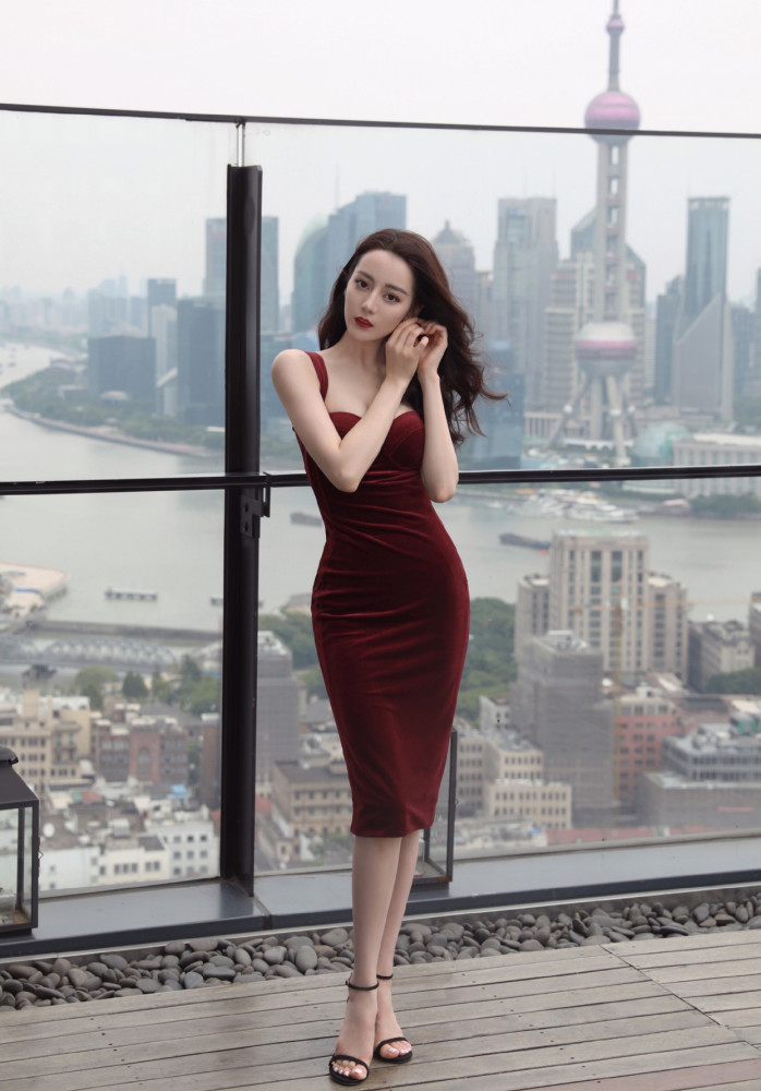 性感迪丽热巴上线紧身吊带裙凹出s型身材红裙大波浪不可方物