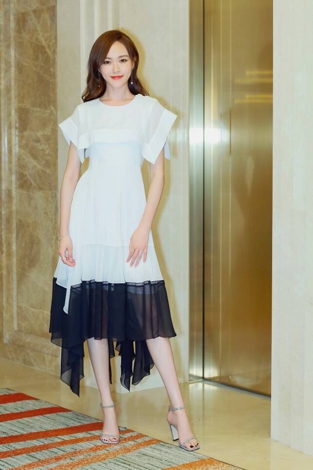 唐嫣|唐嫣复出代言护肤品，肌肤清透令人羡慕，白色V领纱裙清纯无比