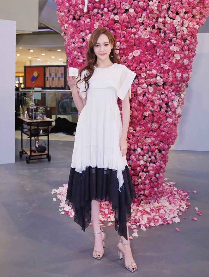 唐嫣|唐嫣复出代言护肤品，肌肤清透令人羡慕，白色V领纱裙清纯无比