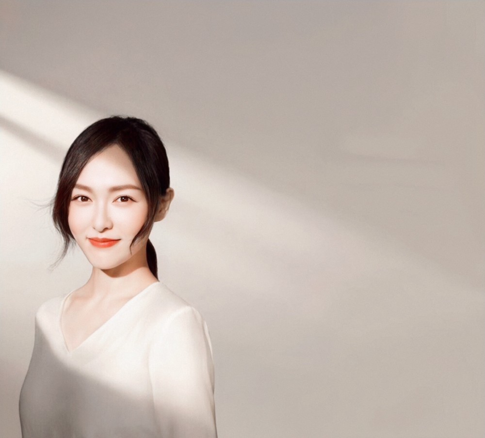 唐嫣|唐嫣复出代言护肤品，肌肤清透令人羡慕，白色V领纱裙清纯无比
