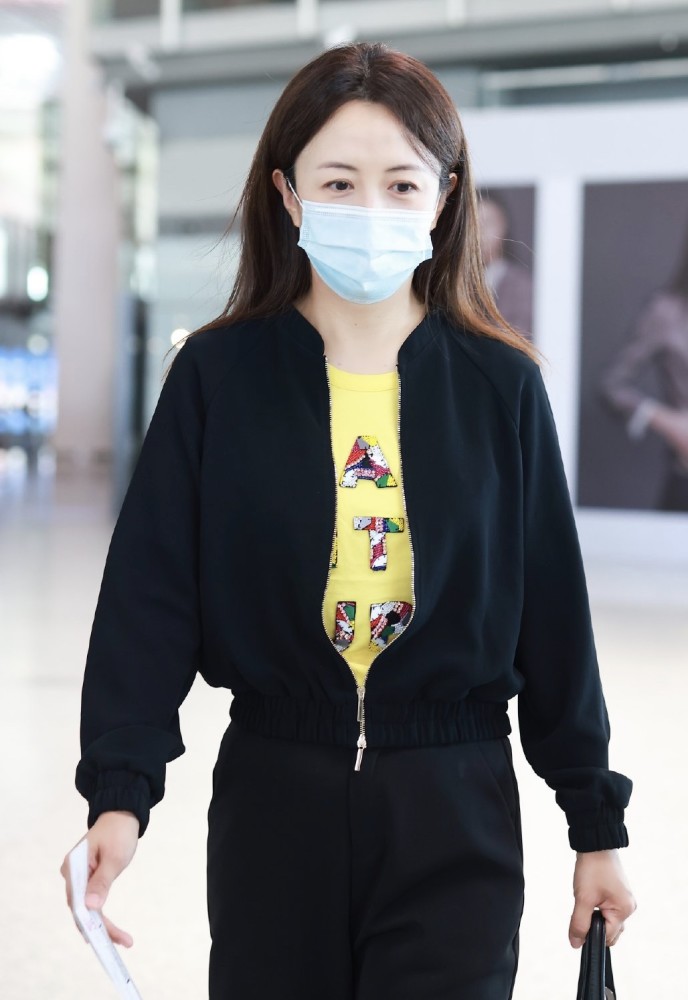 以家人之名|《以家人之名》中的“陈婷”现身，穿黑色运动装显低调，本人很美