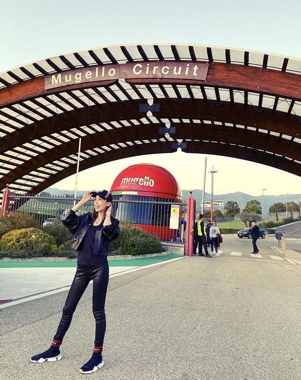 林志颖娇妻陈若仪大秀身材穿皮裤又美又飒腰身比例不输女明星