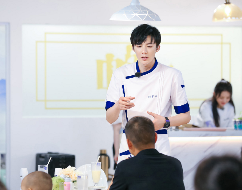 刘宇宁|刘宇宁刀工获林大厨认可，这次中餐厅没有看错人