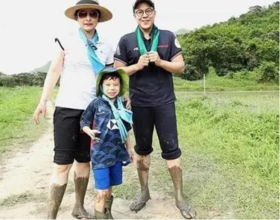 霍启刚|否认拼四胎后，霍启刚郭晶晶享受二人世界，看电影买奶茶深夜约会