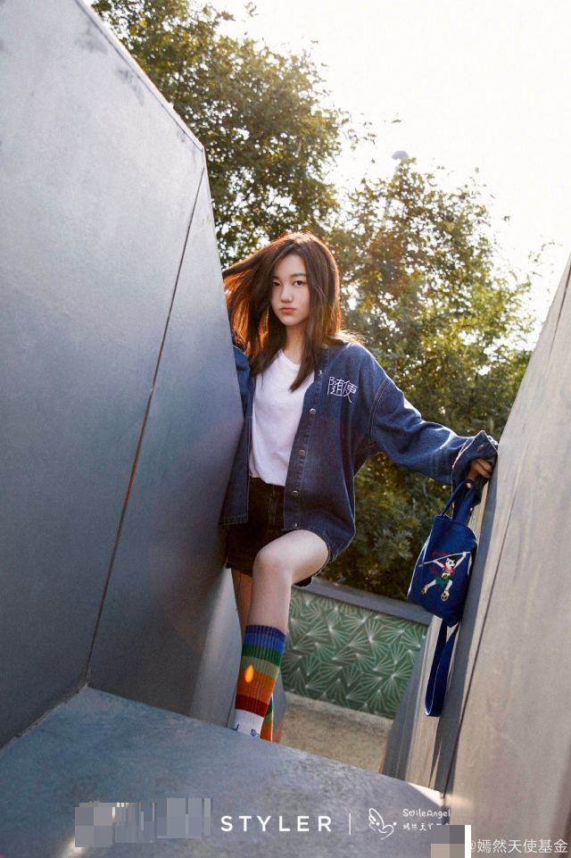 李嫣|14岁李嫣秀长腿自信拍怼脸写真，一手包办妆发，造型令人惊艳