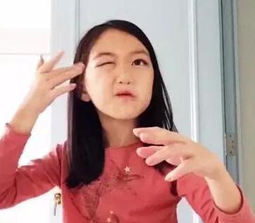 李嫣|14岁李嫣秀长腿自信拍怼脸写真，一手包办妆发，造型令人惊艳