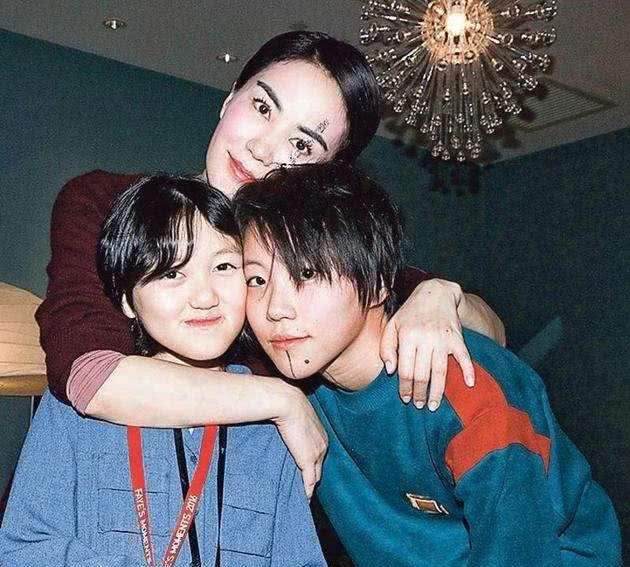 李嫣|14岁李嫣秀长腿自信拍怼脸写真，一手包办妆发，造型令人惊艳