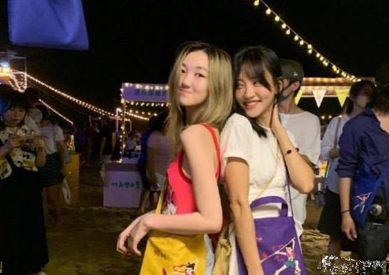 李嫣|14岁李嫣秀长腿自信拍怼脸写真，一手包办妆发，造型令人惊艳