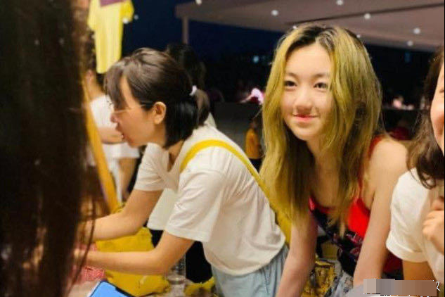 李嫣|14岁李嫣秀长腿自信拍怼脸写真，一手包办妆发，造型令人惊艳