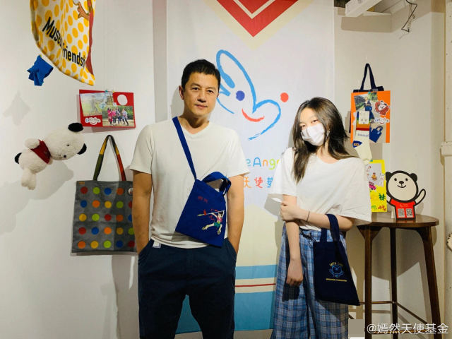 李嫣|14岁李嫣秀长腿自信拍怼脸写真，一手包办妆发，造型令人惊艳