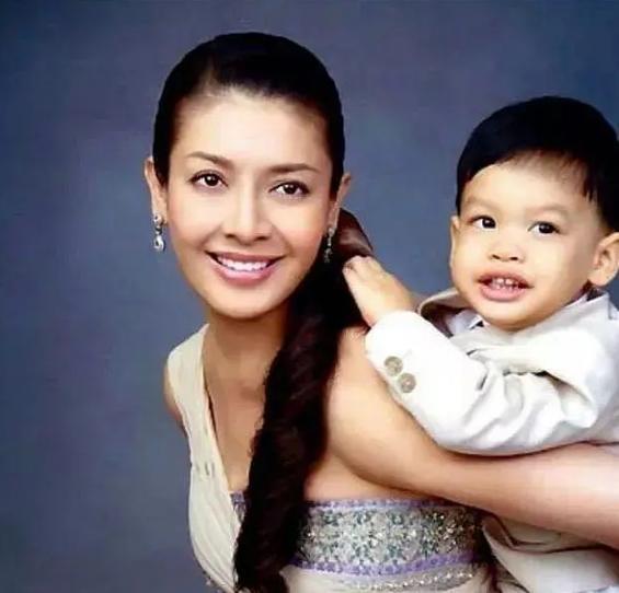 玛哈·哇集拉隆功|68岁泰王画画仍充满童真童趣，对妻儿却随心所欲、冷血无情