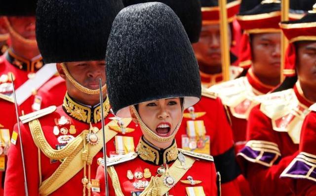 玛哈·哇集拉隆功|68岁泰王画画仍充满童真童趣，对妻儿却随心所欲、冷血无情