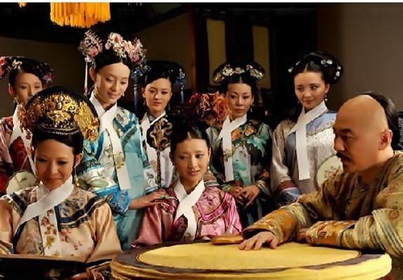 玛哈·哇集拉隆功|68岁泰王画画仍充满童真童趣，对妻儿却随心所欲、冷血无情