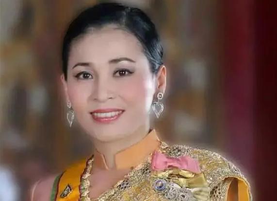 玛哈·哇集拉隆功|68岁泰王画画仍充满童真童趣，对妻儿却随心所欲、冷血无情