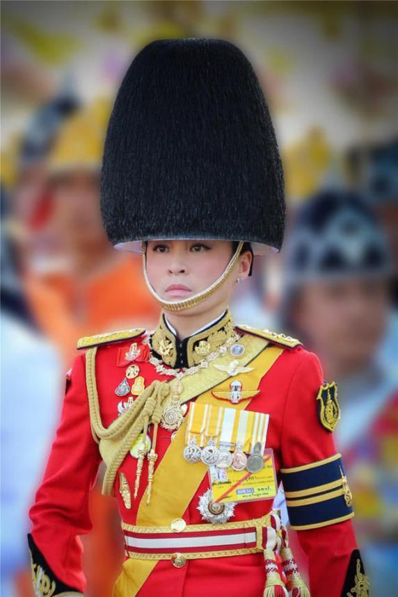 玛哈·哇集拉隆功|68岁泰王画画仍充满童真童趣，对妻儿却随心所欲、冷血无情