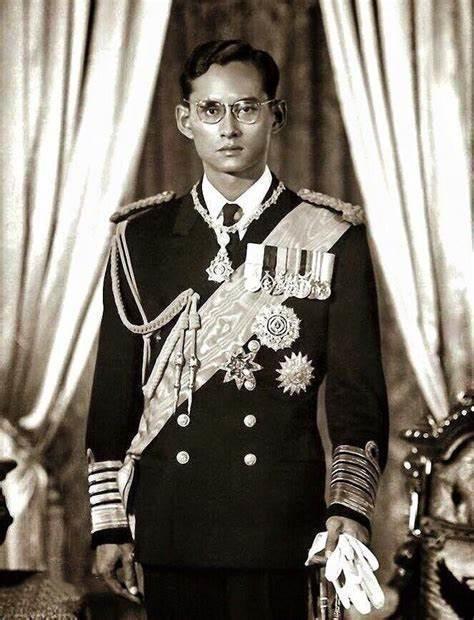 玛哈·哇集拉隆功|68岁泰王画画仍充满童真童趣，对妻儿却随心所欲、冷血无情