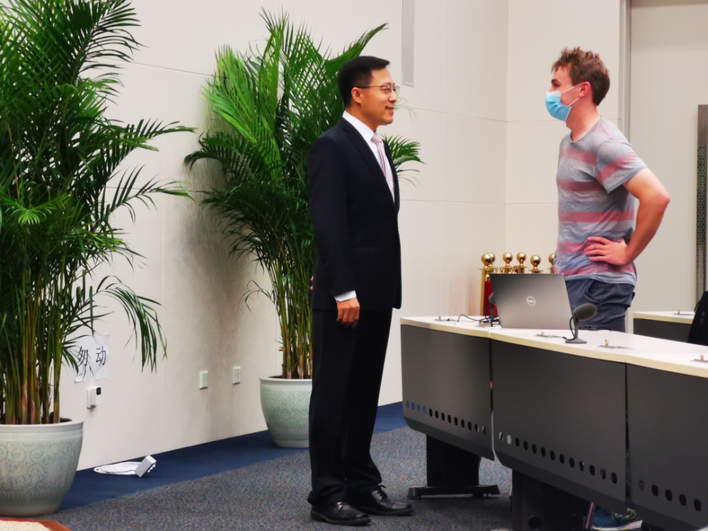 会上硬刚会后甜原来你是这样的赵立坚