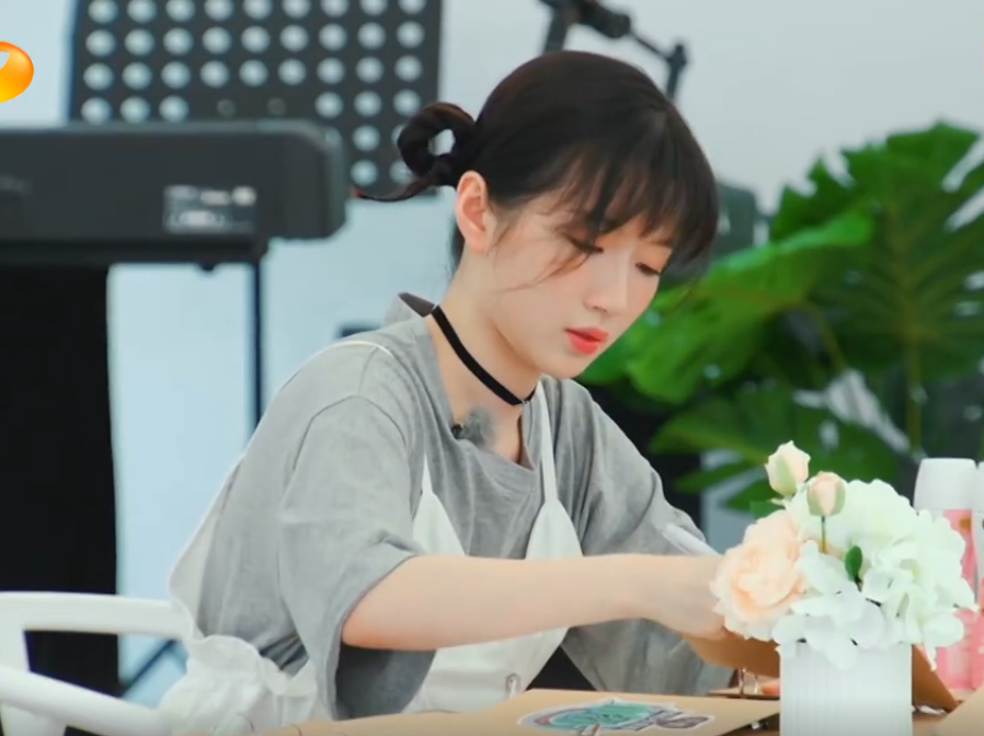 李浩菲在中餐厅写菜单无意中暴露文化水平不红是有原因的