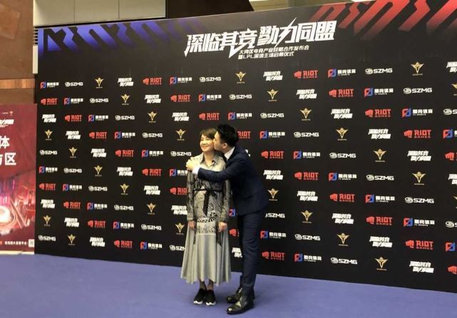 何猷君|网友偶遇何猷君奚梦瑶，两人街边撸串超接地气，手牵手散步回家大秀恩爱