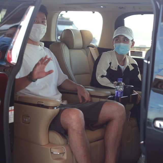 何猷君|网友偶遇何猷君奚梦瑶，两人街边撸串超接地气，手牵手散步回家大秀恩爱