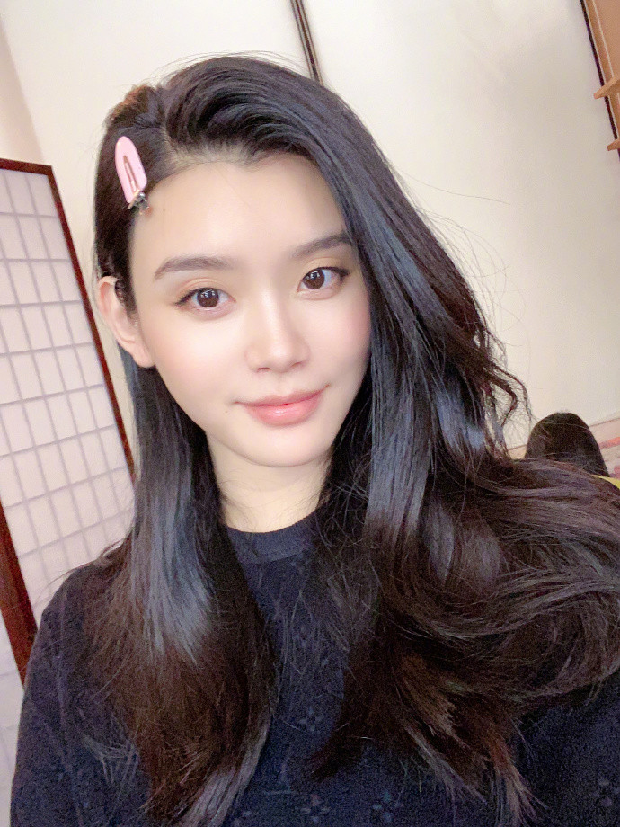 何猷君|网友偶遇何猷君奚梦瑶，两人街边撸串超接地气，手牵手散步回家大秀恩爱