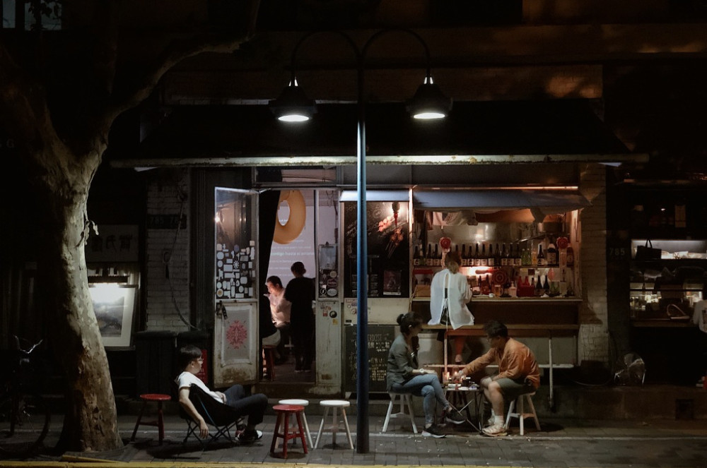 何猷君|网友偶遇何猷君奚梦瑶，两人街边撸串超接地气，手牵手散步回家大秀恩爱