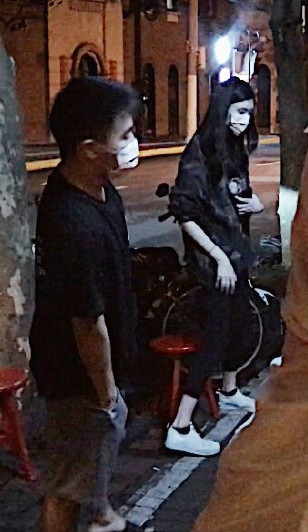 何猷君|网友偶遇何猷君奚梦瑶，两人街边撸串超接地气，手牵手散步回家大秀恩爱