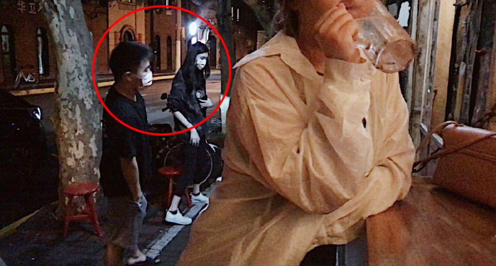 何猷君|网友偶遇何猷君奚梦瑶，两人街边撸串超接地气，手牵手散步回家大秀恩爱