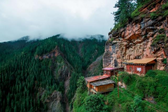 最近几天,"丝路甘孜"科考团深入高山秘境,探寻甘孜州新龙县境内文物