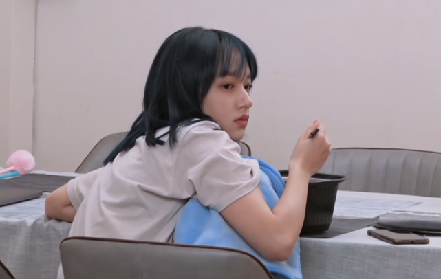 程潇录减肥节目吃火锅,看清她的吃饭时的坐姿,你可是个女爱豆!