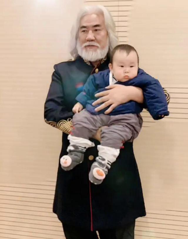 张纪中|知情人曝张纪中再当爸，与小30多岁助理二胎得女，女方置顶内容秀恩爱